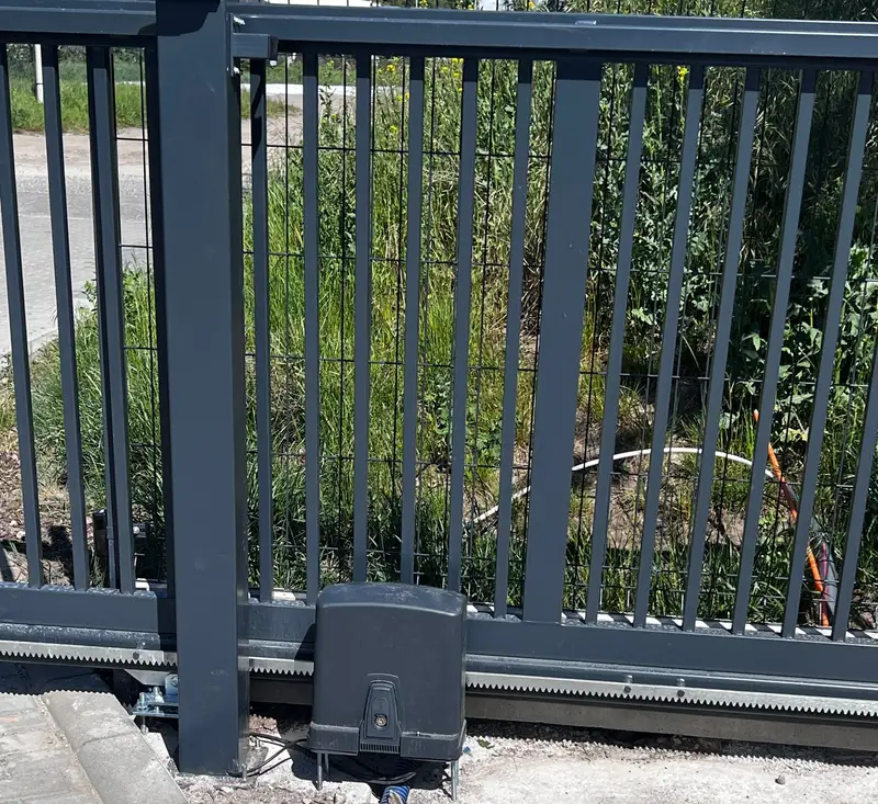 Napęd bramy przesuwnej przy bramie z pionowych profili