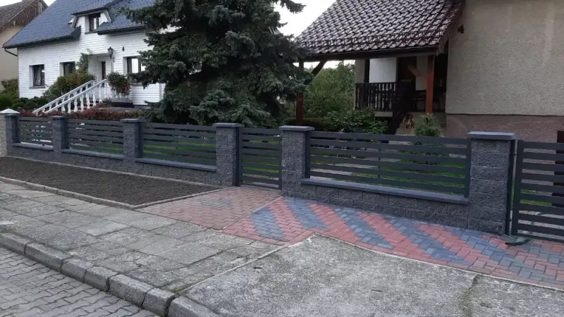Ogrodzenie na podmurówce wzdłuż ulicy przed domem